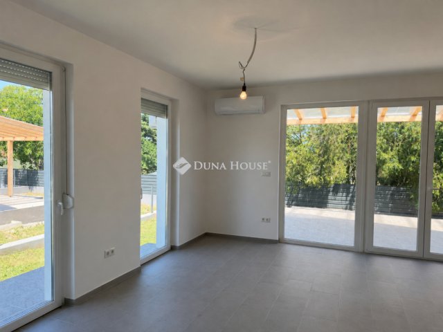 Eladó családi ház, Borgátán 65 M Ft, 3 szobás