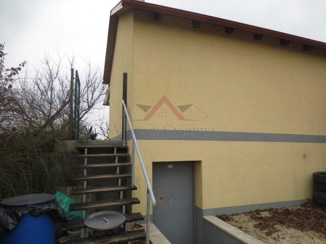 Eladó családi ház, Mosonszentmiklóson 21.8 M Ft, 2 szobás