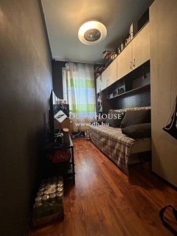 Eladó panellakás, Pécsett 41.99 M Ft, 4 szobás