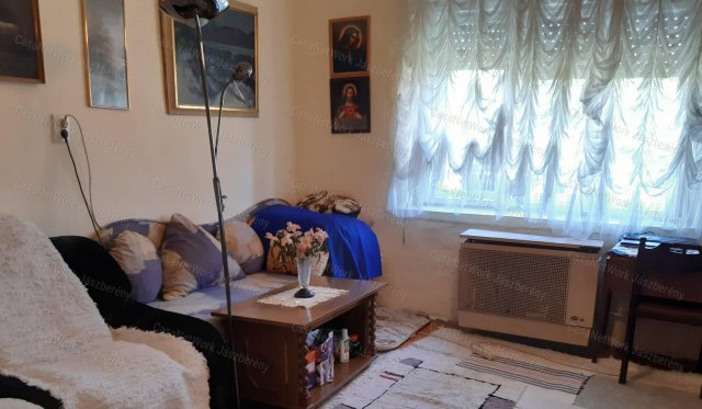 Eladó családi ház, Erdőtelken 10.5 M Ft, 2 szobás