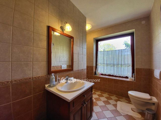 Eladó családi ház, Budaörsön 300 M Ft, 5 szobás