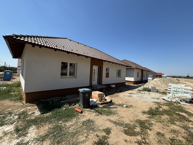 Eladó ikerház, Csörögön 93.5 M Ft, 4 szobás