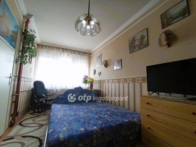 Eladó téglalakás, Gyöngyösön 42 M Ft, 2+2 szobás