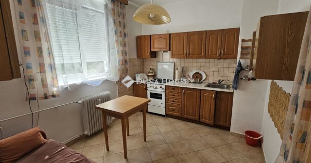 Eladó téglalakás, Komlón, Alkotmány utcában 21.3 M Ft