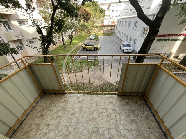 Kiadó téglalakás, albérlet, Pécsett, Kőrösi Csoma Sándor utcában