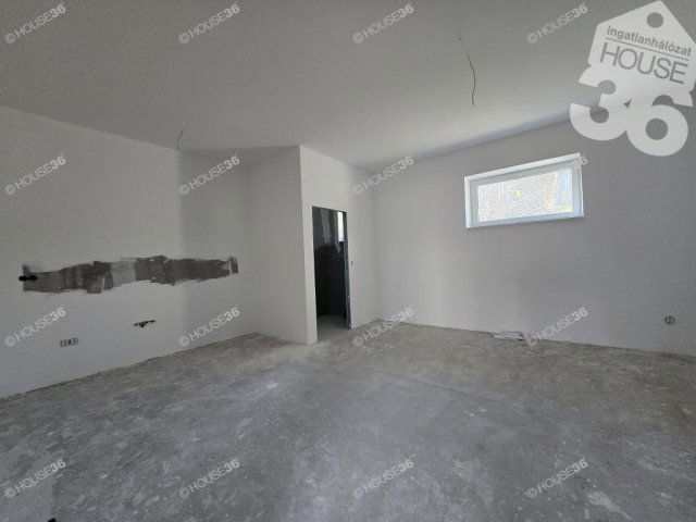 Eladó téglalakás, Nagykőrösön 49.99 M Ft, 4 szobás