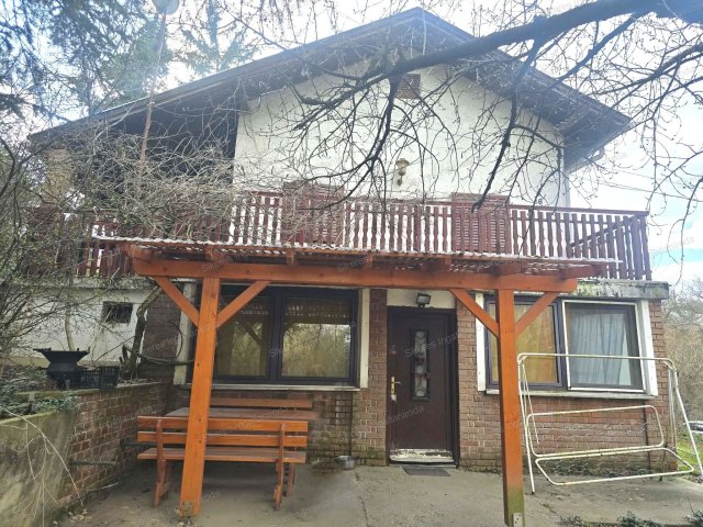 Eladó családi ház, Komáromban 49.9 M Ft, 3 szobás