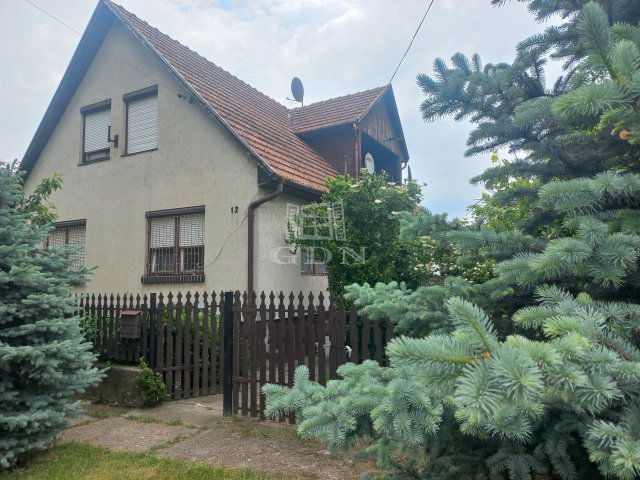 Eladó családi ház, Kunszentmiklóson 39.5 M Ft, 6 szobás