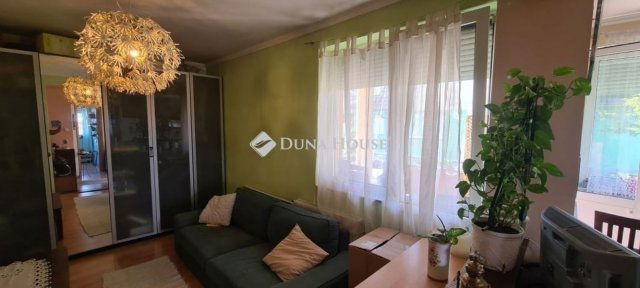 Eladó téglalakás, Szigetszentmiklóson 64.9 M Ft, 4 szobás