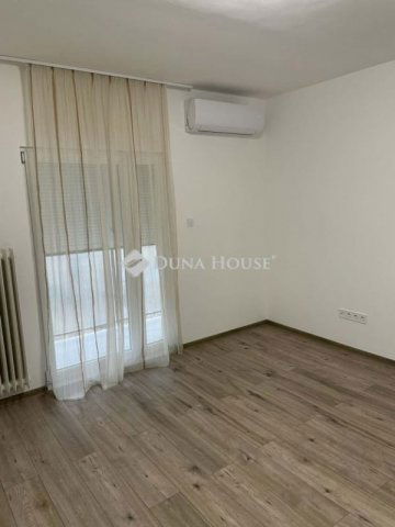 Kiadó panellakás, albérlet, Pécsett 180 E Ft / hó, 2 szobás