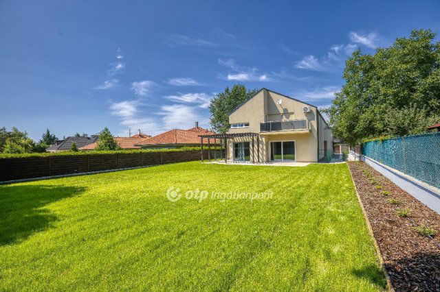 Eladó családi ház, Telkin 399.9 M Ft, 6 szobás