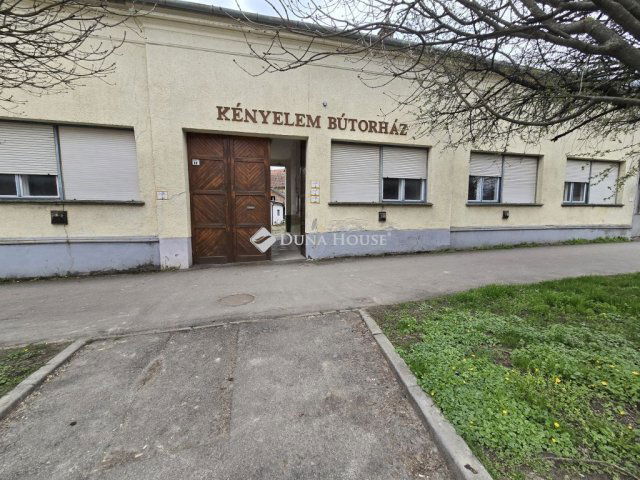 Kiadó üzlethelyiség, Bólyban 70 E Ft / hó