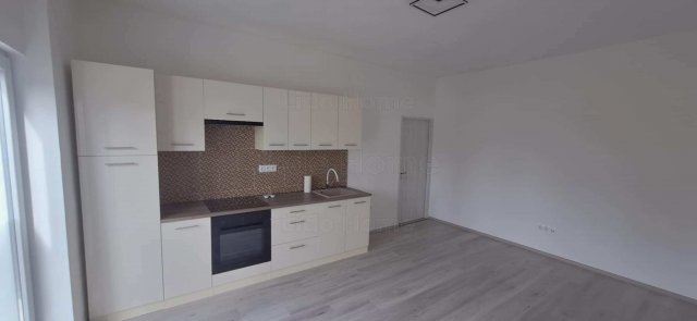 Eladó téglalakás, Komlón 34.9 M Ft, 1+2 szobás