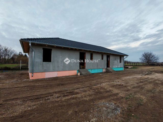 Eladó ikerház, Pilisen 34.5 M Ft, 2 szobás / költözzbe.hu