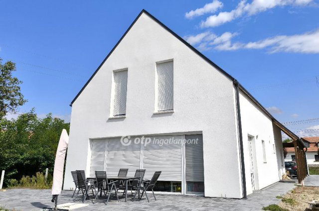 Eladó családi ház, Ceglédbercelen 139.99 M Ft, 3+5 szobás