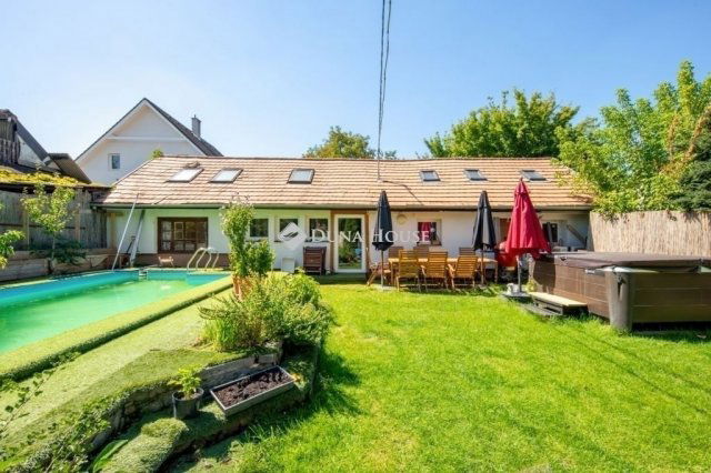 Eladó családi ház, Gödön 160 M Ft, 12 szobás