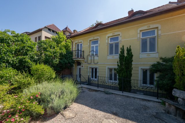 Eladó családi ház, Pécsett 144 M Ft, 4 szobás