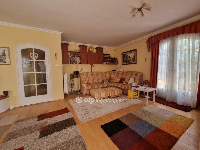Eladó családi ház, Pápán 89.9 M Ft, 5 szobás