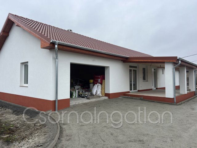 Eladó családi ház, Veszkényen 95 M Ft, 4 szobás