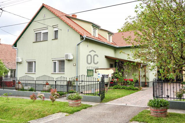 Eladó családi ház, Villányban 199.99 M Ft, 9 szobás