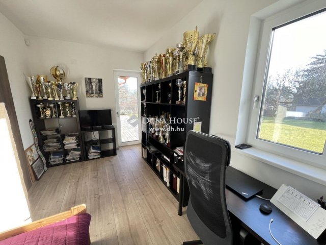 Eladó családi ház, Nagykovácsiban 244.9 M Ft, 4 szobás