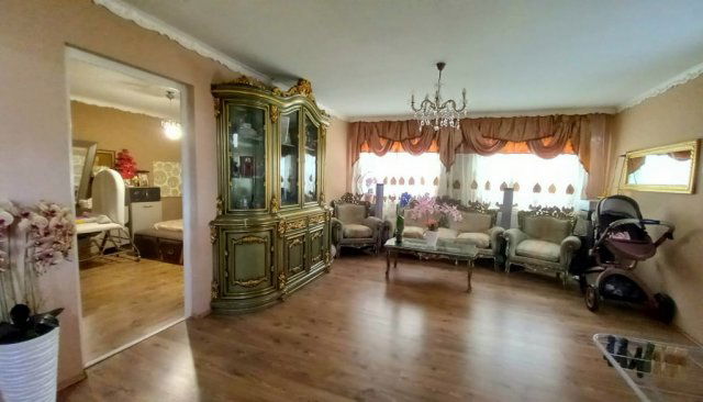 Eladó családi ház, Dunakeszin, Fő úton 157 M Ft, 6+2 szobás