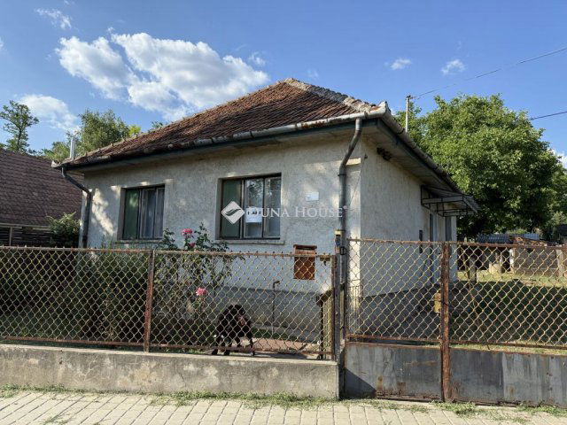Eladó családi ház, Mendén 50 M Ft, 3 szobás