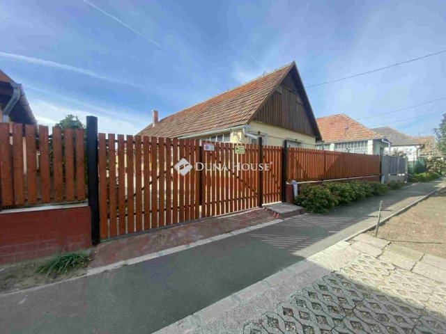 Eladó családi ház, Zsámbokon 32 M Ft, 2 szobás