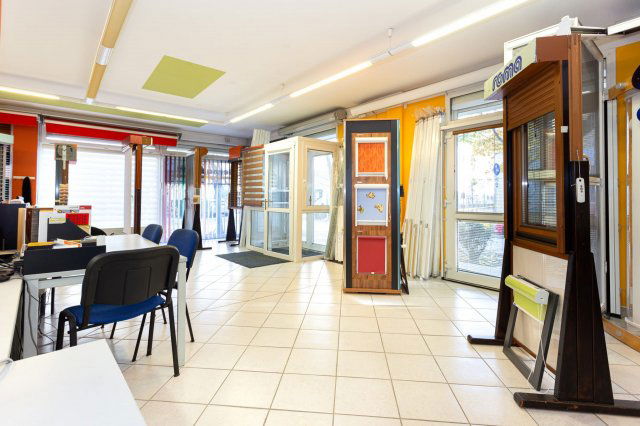 Eladó üzlethelyiség, XIII. kerületben, Szent László úton