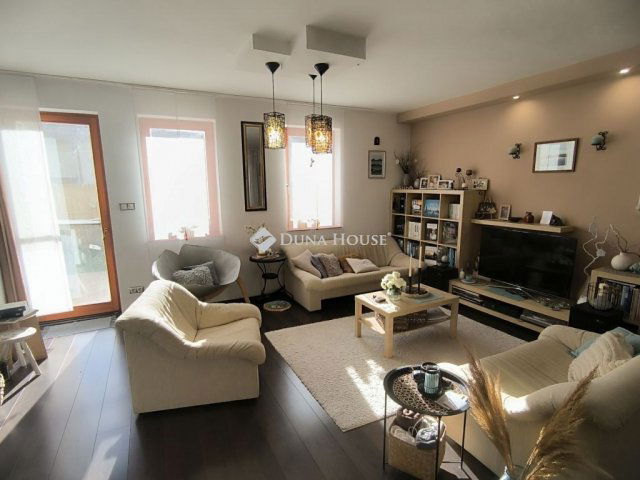 Eladó téglalakás, Győrött 118.5 M Ft, 4 szobás