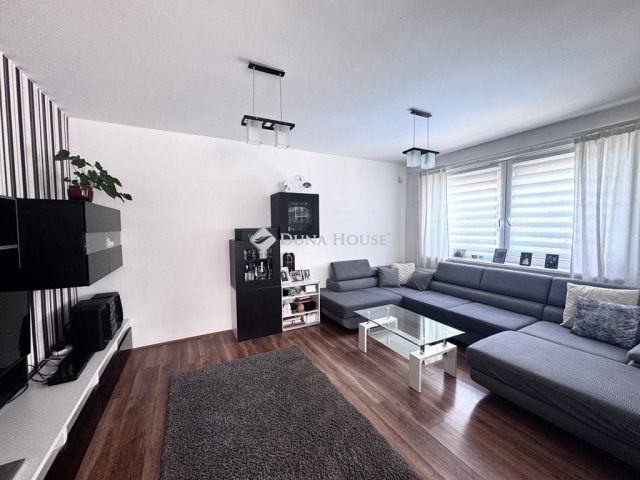 Eladó családi ház, Pécsett 129.99 M Ft, 5 szobás