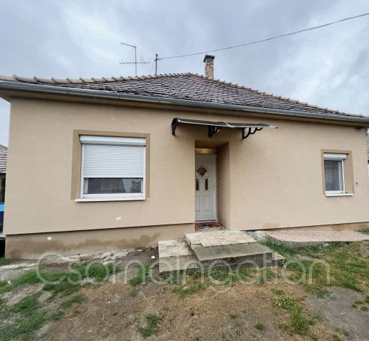 Eladó családi ház, Nagybajcson 47.99 M Ft, 3 szobás