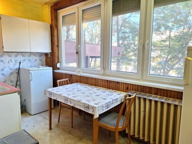 Eladó panellakás, Kecskeméten 45.9 M Ft, 3 szobás