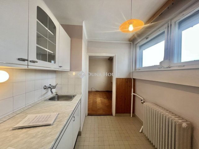 Eladó téglalakás, Veszprémben 54.9 M Ft, 3 szobás