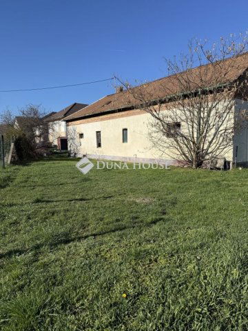 Eladó családi ház, Pécsett 29.9 M Ft, 2 szobás