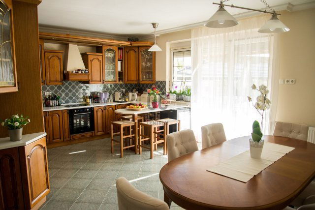 Eladó családi ház, Debrecenben 295 M Ft, 5 szobás