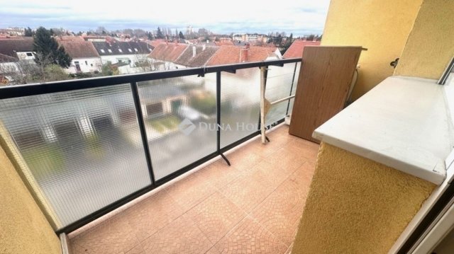 Eladó téglalakás, Szombathelyen 37 M Ft, 2 szobás