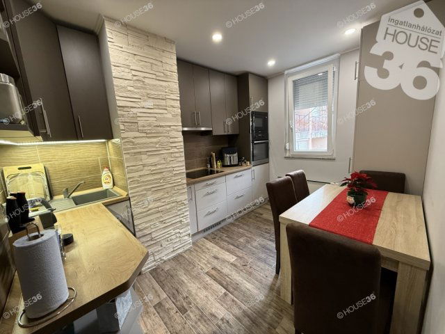 Eladó téglalakás, Szekszárdon 48.5 M Ft, 3 szobás