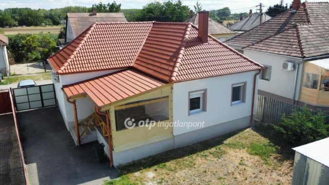 Eladó családi ház, Pápán 49.9 M Ft, 2 szobás