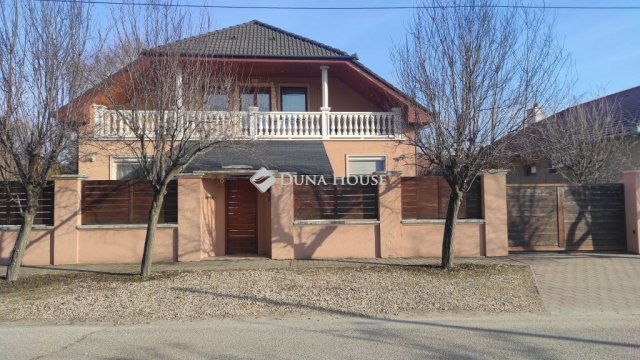 Eladó családi ház, Cegléden, Öreghegyi utcában 124 M Ft