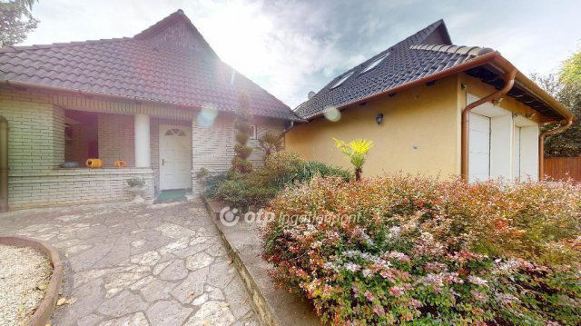 Eladó családi ház, Halmajon 99.375 M Ft, 6 szobás