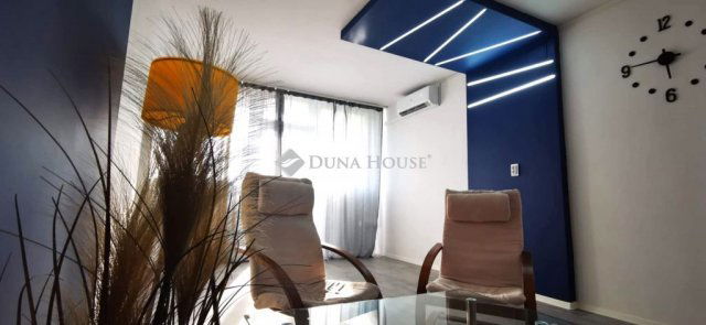 Eladó panellakás, Pécsett 69.5 M Ft, 3 szobás