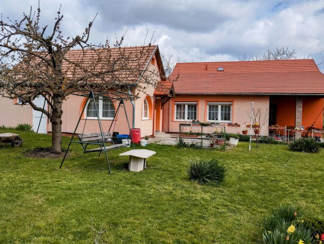 Eladó családi ház, Várpalotán 89.9 M Ft, 5 szobás