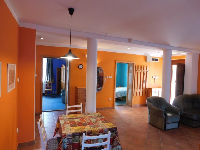 Eladó családi ház, Hévízen 83.69 M Ft, 8 szobás