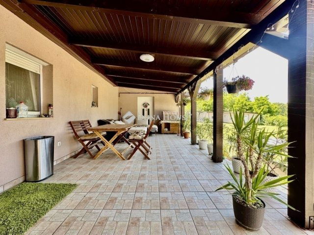 Eladó családi ház, Pécsett 105 M Ft, 6 szobás