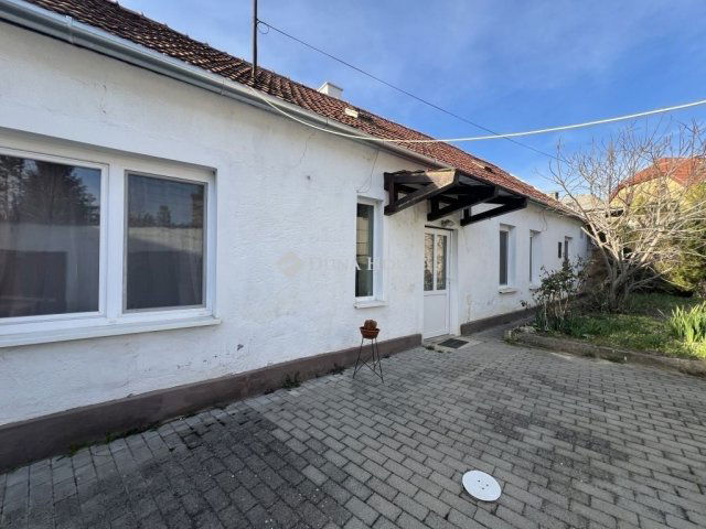 Eladó családi ház, Veszprémben 34.99 M Ft, 2 szobás