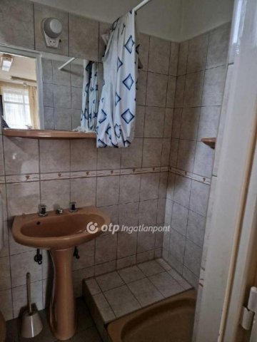 Eladó családi ház, Pápán 45 M Ft, 4 szobás