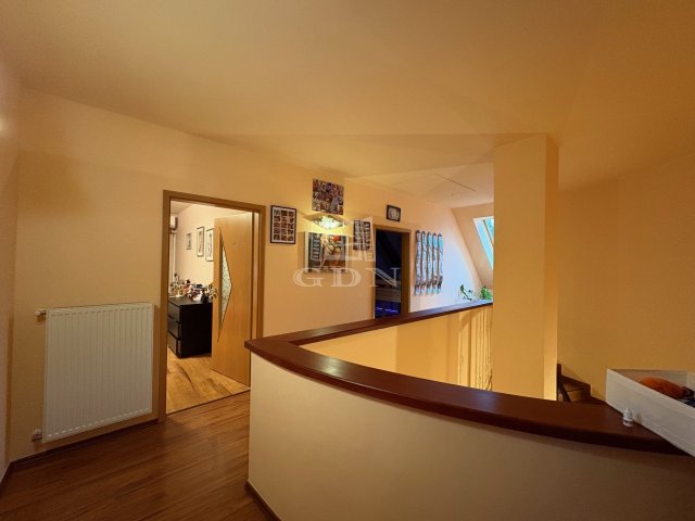 Eladó családi ház, Vecsésen 198.9 M Ft, 6 szobás