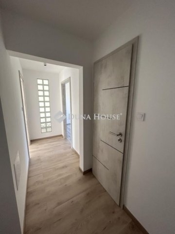 Eladó panellakás, Pécsett 57.9 M Ft, 2 szobás