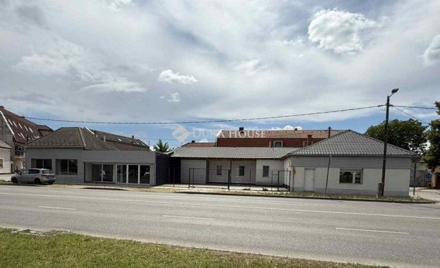 Eladó családi ház, Kecskeméten 100 M Ft, 2 szobás